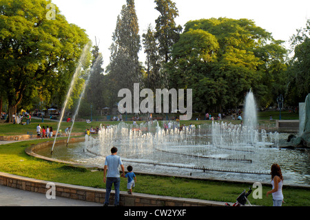 Mendoza Argentina,Plaza Independencia,parco pubblico,fontana,spazio aperto,ispanico Latino etnia immigranti minoritari, adulti uomini uomini Foto Stock