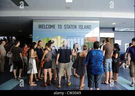 Un segno di Staten Island Ferry Terminal accoglie i visitatori a New York City il più piccolo borgo. Foto Stock