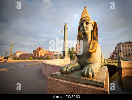 Sphinx chimera su egiziano ponte sul fiume Fontanka a San Pietroburgo, Russia Foto Stock