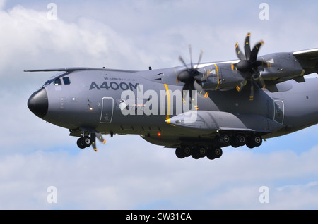 Airbus A400M Atlas a turboelica piano di trasporto sulla rotta di avvicinamento per l'atterraggio a RAF Fairford. L'A400M è costruito da Airbus militare. Foto Stock