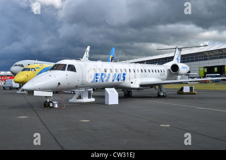 Embraer ERJ-145 company demonstrator sul display a Farnborough Airshow internazionale 2012 Foto Stock