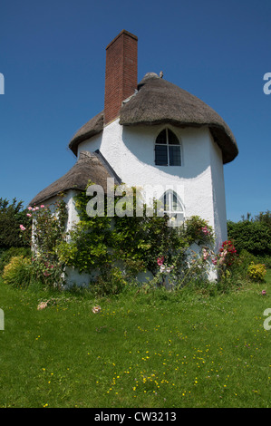 Questo divertente piccolo cottage con il tetto di paglia a Stanton Drew nel Somerset è chiamata la casa rotonda, è utilizzato per essere un turnpike casello. Inghilterra, Regno Unito. Foto Stock