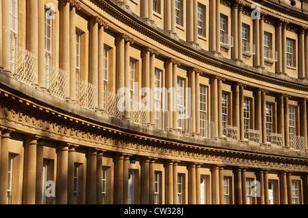 Architettura. L'arco di spazzamento del Circus, nella città di Bath, uno di un trio di eleganti terrazze Georgiane la curvatura in un cerchio di case. In Inghilterra. Foto Stock