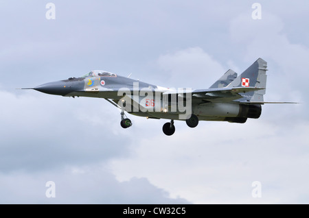 Mig-29A azionati dal polacco della Air Force sulla rotta di avvicinamento per l'atterraggio a RAF Fairford Foto Stock