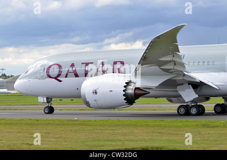 Boeing 787 Dreamliner nei colori della Qatar Airways di iniziare la sua corsa di decollo a Farnborough Airshow internazionale 2012 Foto Stock