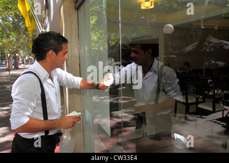 Mendoza Argentina, Avenida San Martin, uomo etnico ispanico uomini maschio adulti, cameriere server lavoratori dipendenti lavoratori lavoro, ristorante restau Foto Stock