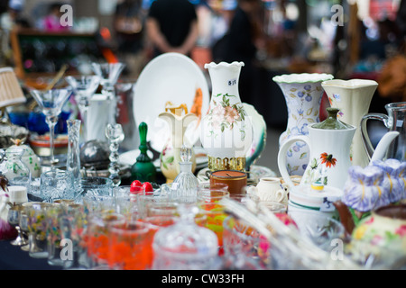 Fiera antiquaria tabella di elementi. Foto Stock