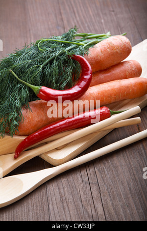 Le spezie e le verdure su un vecchio tavolo in legno Foto Stock