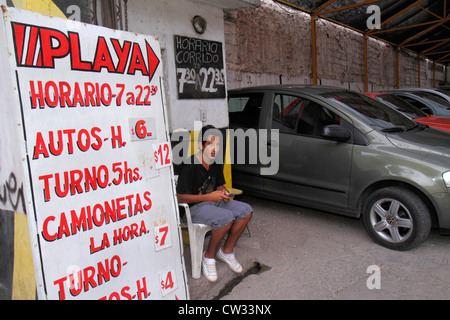 Mendoza Argentina,Avenida San Juan,ingresso ispanico etnia garage,parcheggio,ispanico etnia ragazzi,maschio bambini bambini bambini,teen teen teen teen t Foto Stock