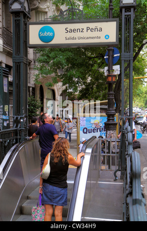 Buenos Aires Argentina,Avenida de Mayo,scena stradale,Subte,metro,metropolitana,metropolitana,metropolitana,treno,treno,stazione,uscita,scala mobile,cartello,logo,spagnolo,ispanico latino Foto Stock