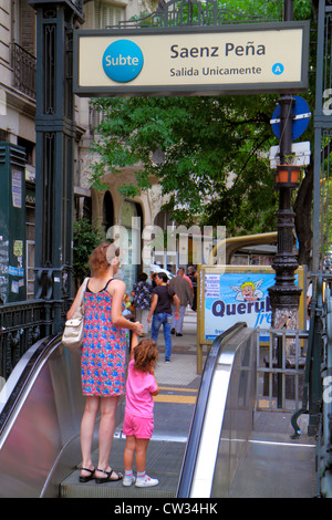 Buenos Aires Argentina,Avenida de Mayo,scena stradale,Subte,metropolitana,metropolitana,metropolitana,treno,treno,stazione,uscita,scala mobile,segno,spagnolo,ispanico etnia wom Foto Stock