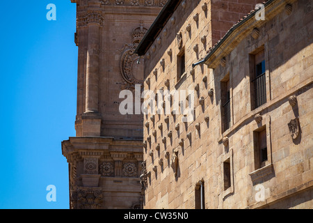 Salamanca Castiglia e Leon, Spagna, Europa. La Casa de las Conchas e biblioteca pubblica edificio. Foto Stock