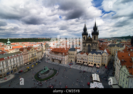 Una bellissima vista della città vecchia di Praga Sq e la chiesa di Nostra Signora di Tyn. Foto Stock