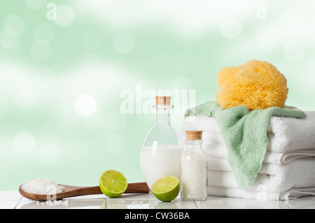 Trattamenti spa con calce e sali con asciugamani e spugna Foto Stock