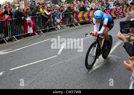 Olympic womens ciclismo crono di Londra 2012. Denise Ramsden, Canada, passa le folle di Hampton Wick 01 Agosto 2012 Foto Stock