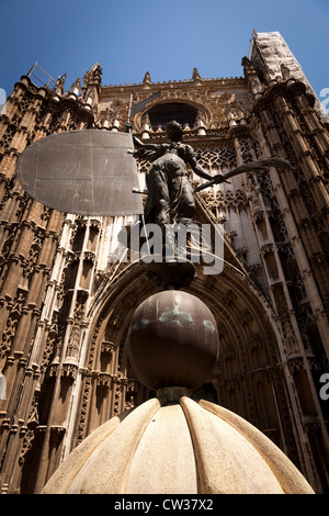 Siviglia, in Andalusia, Spagna, Europa. Presso la porta sud del Duomo di Santa Maria del vedere è la statua di Giraldillo. Foto Stock