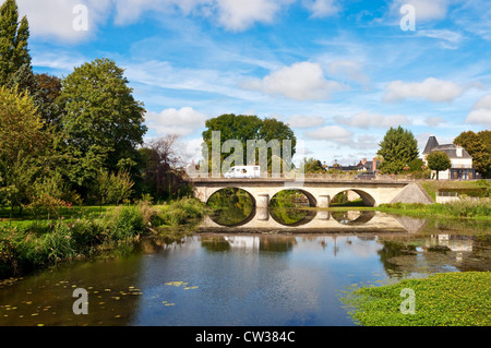 Vista di Preuilly-sur-Claise ponte stradale sul fiume Claise - Francia. Foto Stock