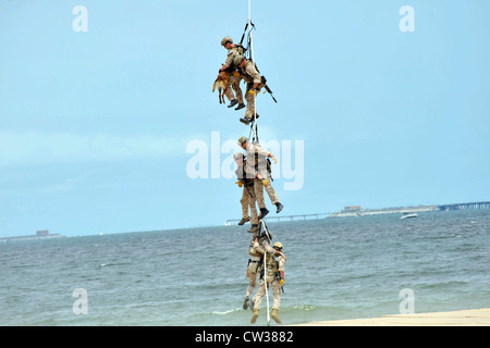 US Navy SEAL è dimostrare le tecniche di inserimento durante un esercizio di formazione a livello della giunzione base Expeditionary poco Creek-Fort Storia Luglio 21, 2012 in Virginia Beach, VA. Foto Stock