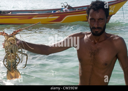 Pescatore sulla spiaggia Qalansiya, isola di Socotra, Yemen, Asia Occidentale, Penisola Arabica. Foto Stock