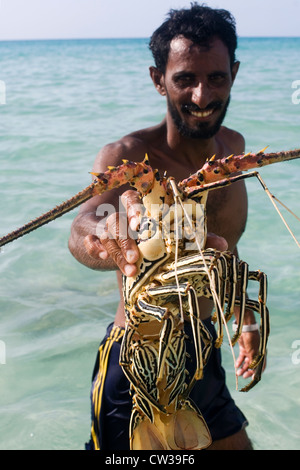 Pescatore sulla spiaggia Qalansiya, isola di Socotra, Yemen, Asia Occidentale, Penisola Arabica. Foto Stock