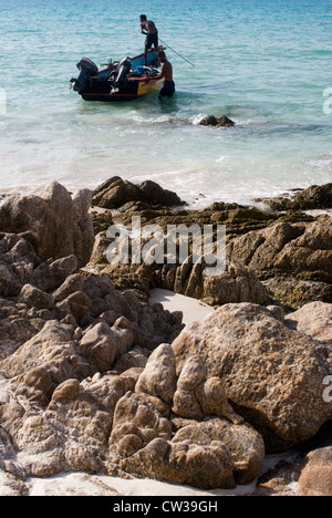 I pescatori sulla spiaggia Qalansiya, isola di Socotra, Yemen, Asia Occidentale, Penisola Arabica. Foto Stock