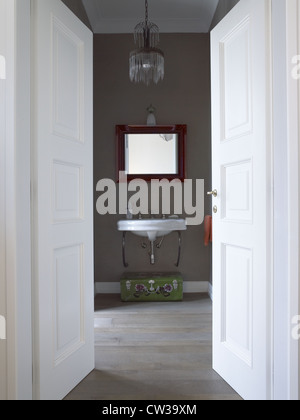 Bagno moderno in un moderno appartamento in una casa italiana Foto Stock