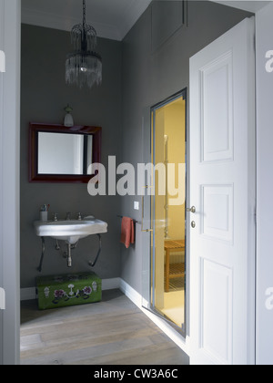 Bagno moderno in un moderno appartamento in una casa italiana Foto Stock