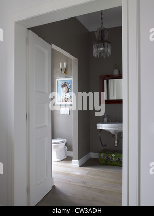 Bagno moderno in un moderno appartamento in una casa italiana Foto Stock