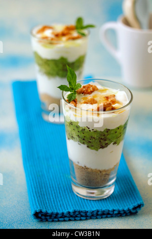 Lo yogurt greco con kiwifruits e noci. Ricetta disponibile. Foto Stock