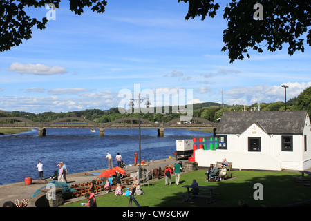 Cerca fino al fiume Dee da Kirkcudbright per ponte stradale sopra il Quay. Foto Stock