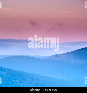 Alba a Macclesfield foresta con formazione di nebbia sulle colline Foto Stock