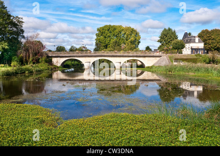 Vista di Preuilly-sur-Claise ponte stradale sul fiume Claise - Francia. Foto Stock