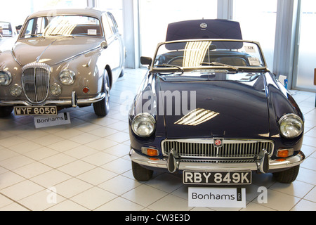 Un 1972 MGB Roadster (destra) costituisce parte di un auto classica vendita Bonhams a Oxford Foto Stock