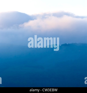 Alba a Macclesfield foresta con formazione di nebbia sulle colline Foto Stock