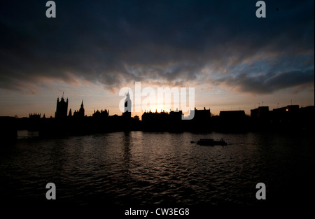 Il Palazzo di Westminster al crepuscolo in London, England Regno Unito Foto Stock