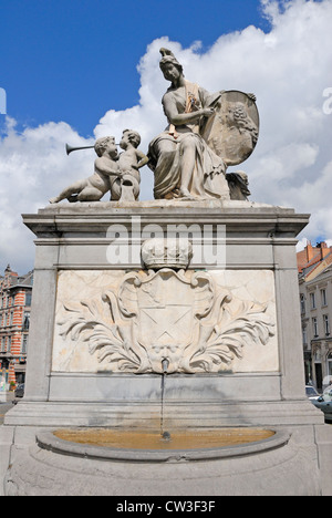 Bruxelles, Belgio. Place du Grand Sablon. Fontana di Minerva (1775; Jacques Berge) Foto Stock