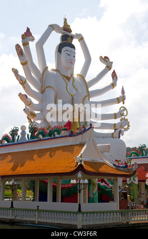 18 braccio statua del Buddha al Wat Plai Laem tempio situato sull isola di Ko Samui, Thailandia. Foto Stock