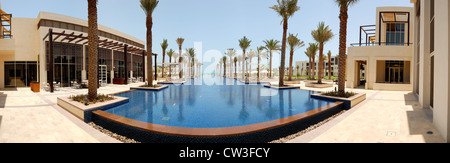 Vista panoramica sulla piscina dell'hotel di lusso, Saadiyat island, Abu Dhabi, Emirati arabi uniti Foto Stock