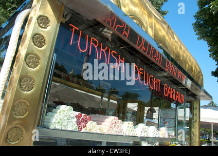 ISTANBUL, Turchia. Una bancarella di strada nel quartiere di Sultanahmet vendita Delizia Turca (lokum) e il baklava. 2012. Foto Stock