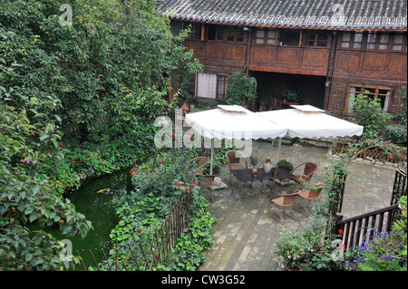 Naxi tradizionale locanda in Shuhe Città Vecchia di Lijiang, un Patrimonio Culturale Mondiale Foto Stock