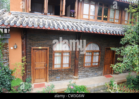 Naxi tradizionale locanda in Shuhe Città Vecchia di Lijiang, un Patrimonio Culturale Mondiale Foto Stock