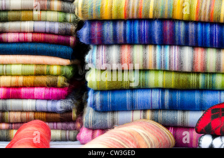 Ecuador, area di Quito, Otavalo mercato artigianale. Souvenir tradizionali coperte tessile. Foto Stock