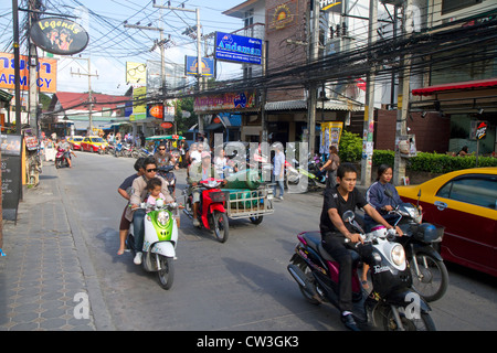 Scena di strada a Chaweng beach village sull isola di Ko Samui, Thailandia. Foto Stock