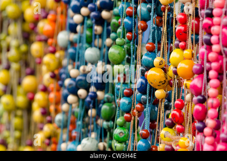 Ecuador, area di Quito, Otavalo mercato artigianale. Colorati tipici Collane realizzate da tinto semi e noci. Foto Stock