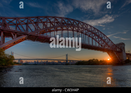 L'Hell Gate e Triborough Bridge span Hell Gate dello stretto di marea in East River durante il tramonto in New York City. Foto Stock