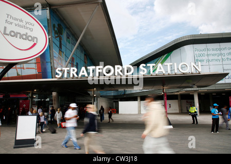 London, Regno Unito - 30 Luglio 2012: Stazione di Stratford, la stazione principale di servire Giochi Olimpici di Londra 2012. La stazione ha avuto grossi redeve Foto Stock