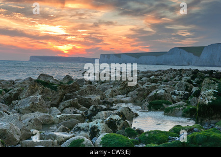 Sulla spiaggia tra Beachy Head e Birling Gap, East Sussex su un tardo pomeriggio d'estate Foto Stock