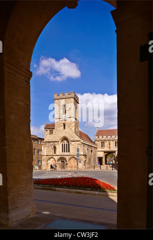 Chiesa di San Nicola, Abingdon-on-Thames, Oxfordshire, Regno Unito visto attraverso il passaggio a volta del County Hall Museum Foto Stock