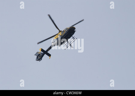 Elicottero della polizia in bilico sopra Worksop, Notts, Regno Unito Foto Stock