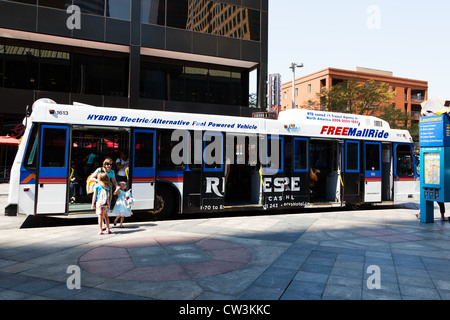 Denver è gratuito Mall corsa sulla 16th Street Mall all'angolo del XVI e Lawrence Foto Stock